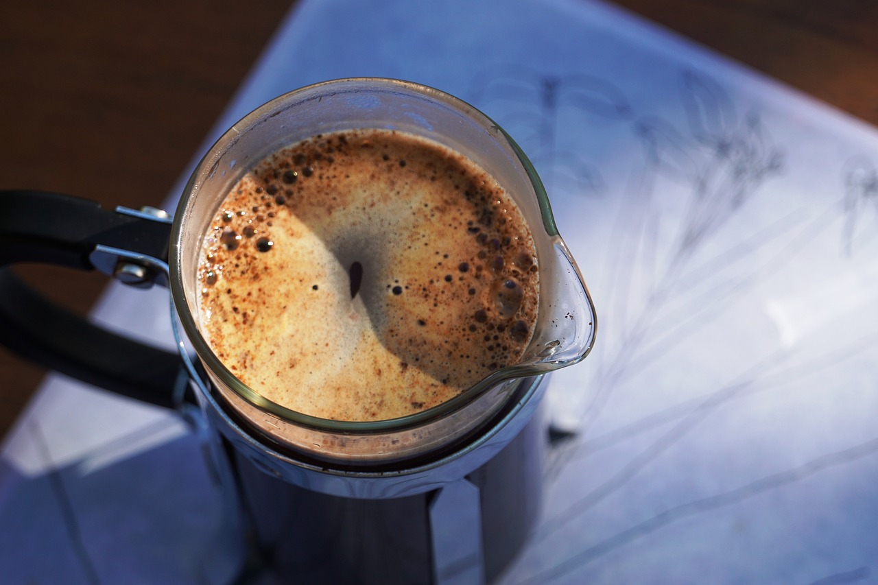 découvrez l'art de préparer un café riche et savoureux avec la french press. apprenez les techniques pour extraire les arômes et savourer pleinement chaque tasse, tout en ajoutant une touche d'élégance à votre routine quotidienne.